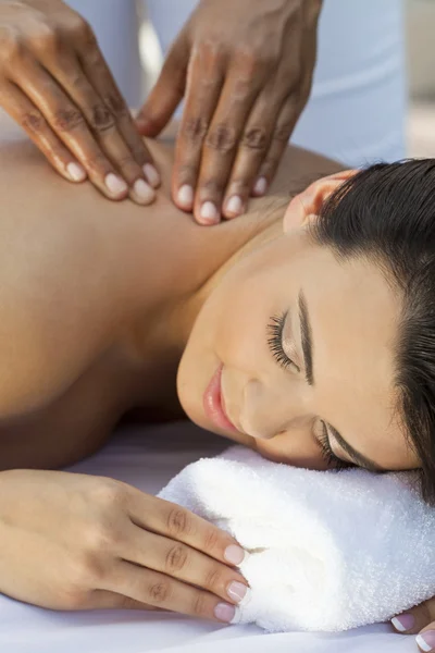 Vrouw aan het kuuroord met ontspannende massage — Stockfoto