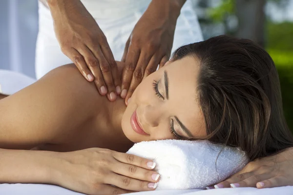 Kvinna utanför hälsa spa med avslappnande massage — Stockfoto