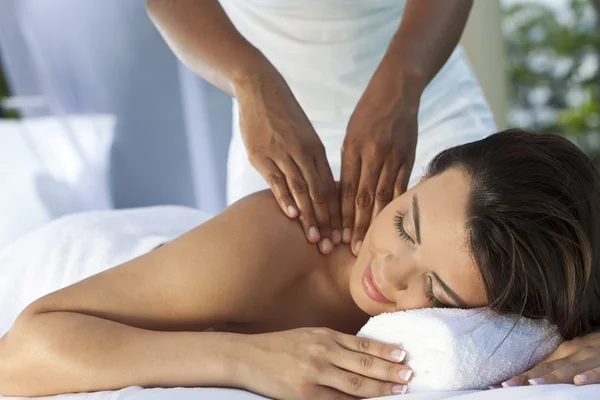Mulher no Spa de saúde tendo massagem relaxante — Fotografia de Stock