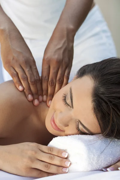 Donna alle terme di salute avendo massaggio rilassante — Foto Stock
