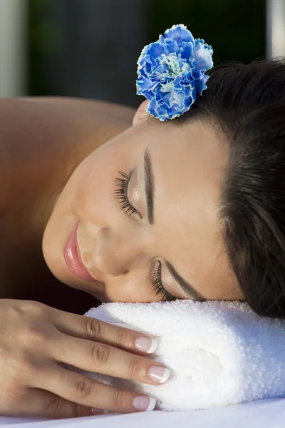 Mulher hispânica bonita relaxante no spa de saúde — Fotografia de Stock