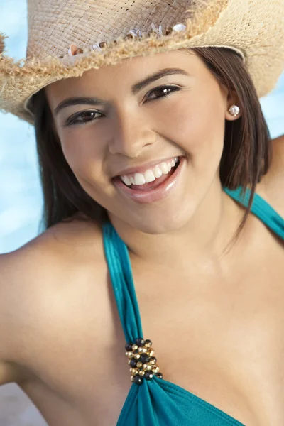 Mulher hispânica latina feliz bonita em Bikin e chapéu de cowboy — Fotografia de Stock