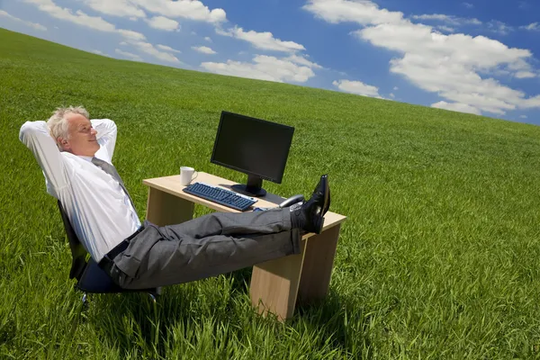 Podnikatel relaxační v zelený úřad — Stock fotografie