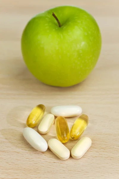 Manzana verde y suplementos nutricionales tabletas o medicamentos — Foto de Stock