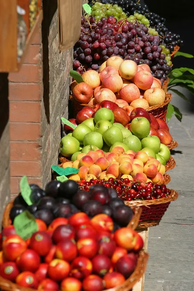 Fruta fresca en venta en un mercado — Foto de Stock