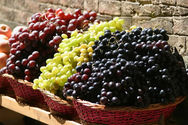 Cestas de uvas no mercado de frutas — Fotografia de Stock