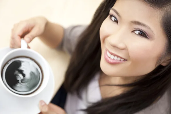 Güzel Çinli oryantal Asyalı kadın kahve veya çay içme — Stok fotoğraf