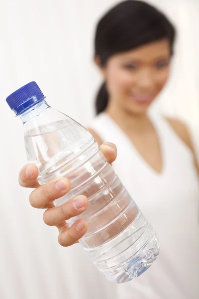 Menina chinesa asiática segurando garrafa de água pura para câmera — Fotografia de Stock