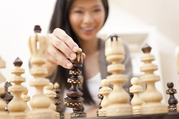 Hermosa china oriental asiática mujer jugando al ajedrez — Foto de Stock