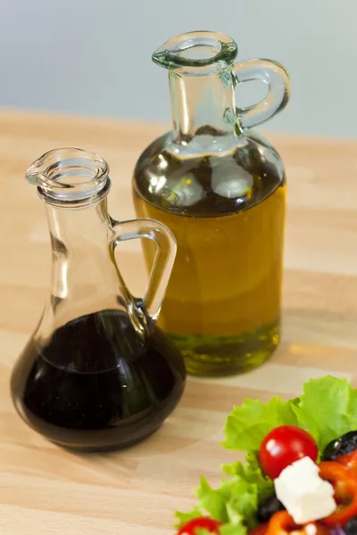 Aceite de oliva y vinagre balsámico con ensalada fresca — Foto de Stock