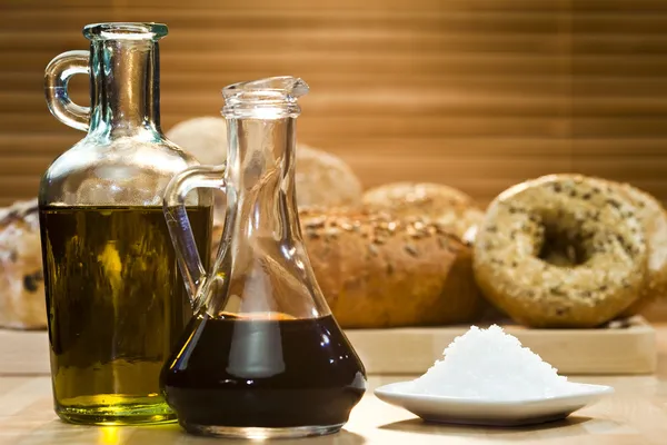 Оливкова олія, бальзамічний оцет, сіль і сільський хліб — стокове фото