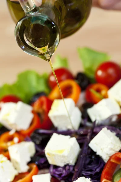 Aderezo de aceite de oliva verter en ensalada fresca — Foto de Stock