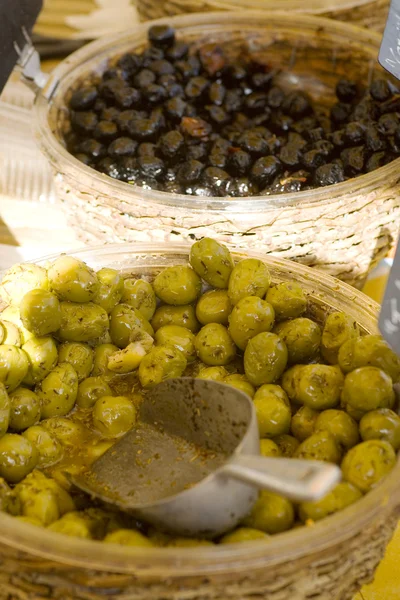 Oliven auf einem französischen Markt — Stockfoto