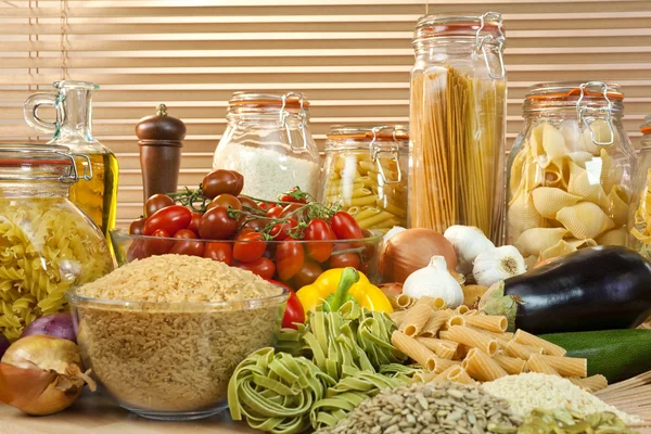 Makaron zdrowe, warzywa, ryż, zboża, oliwy z oliwek, nasiona i tom — Zdjęcie stockowe