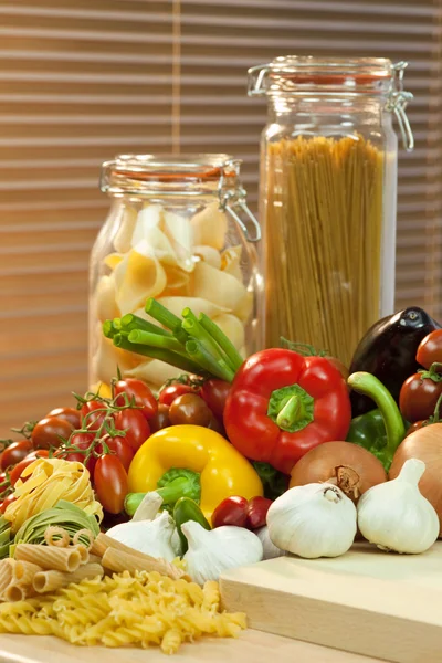 Getrocknete Nudeln und Gemüse — Stockfoto