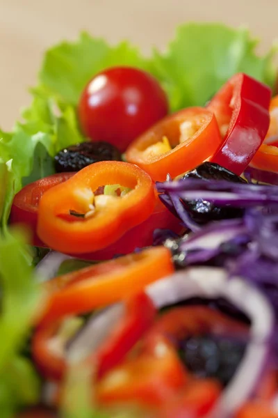Свежий салат томатный перец оливковый красный лук и салат из капусты — стоковое фото