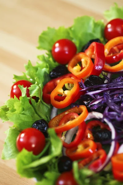 Frischer Salat Tomaten Paprika Oliven rote Zwiebel und Krautsalat — Stockfoto