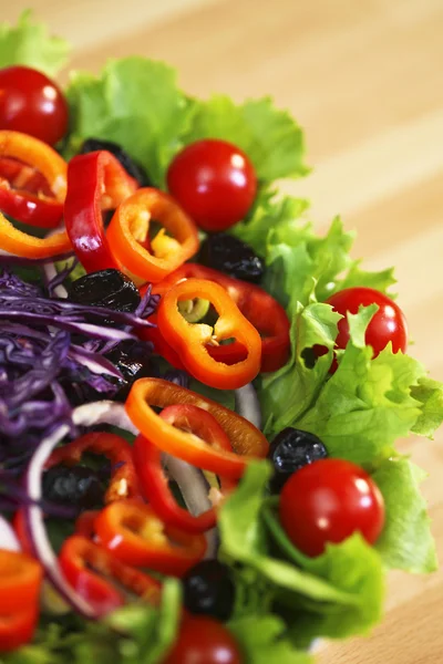 Fresh Lettuce Tomato Pepper Olive Red Onion and Cabbage Salad — Stock Photo, Image