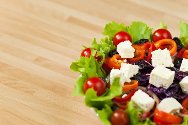 Zeytin ve beyaz peynir, taze salata domates biber — Stok fotoğraf