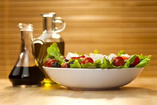 Салат с оливками, сыром, оливковым маслом и бальзамическим уксусом Dressi — стоковое фото