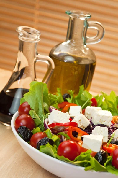 Tomaten Paprika Oliven rote Zwiebel und Feta-Salat — Stockfoto