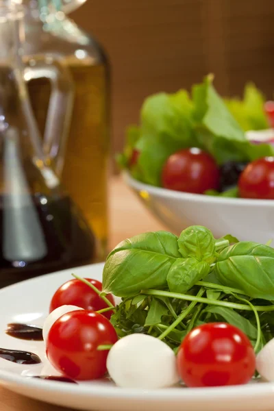 Domates mozarella roket salata zeytin yağı ve balsmaic vinega — Stok fotoğraf
