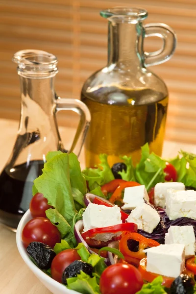 Ensalada de queso Feta fresco con aceite de oliva y vinagre balsámico — Foto de Stock