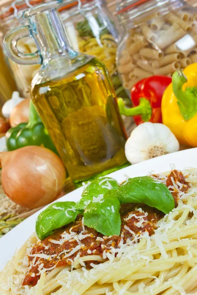Bolonhesa de espaguete, azeite, massas e ingredientes vegetais — Fotografia de Stock
