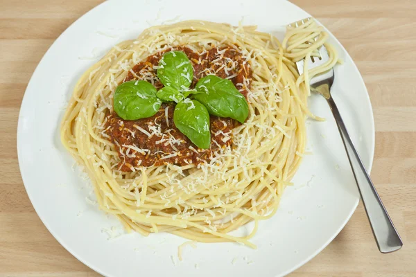 Spagetti Bolonez fesleğen garnitür ve rendelenmiş parmesan chees — Stok fotoğraf