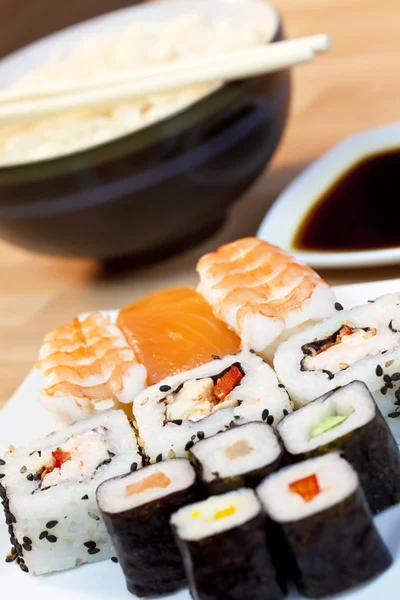 Sushi, szójaszósz, rizs és pálcika — Stock Fotó
