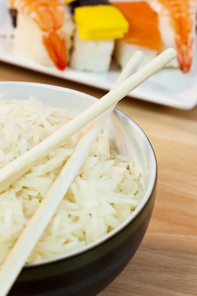 Ätpinnar med sushi och ris — Stockfoto