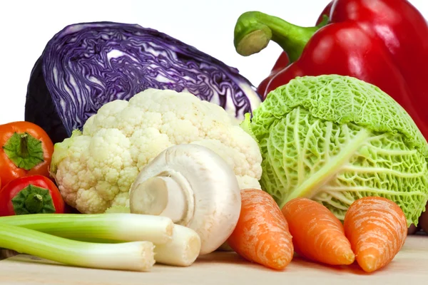 Selección de verduras ecológicas aisladas sobre fondo blanco — Foto de Stock
