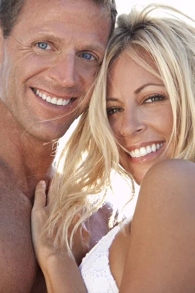 Сексуальная пара мужчины и женщины счастлива на пляже — стоковое фото