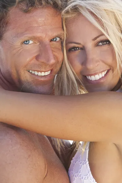 Сексуальная пара мужчины и женщины счастлива на пляже — стоковое фото