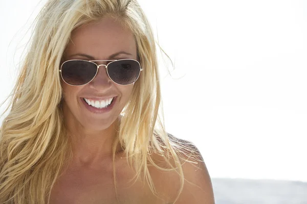 Sexy hermosa riéndose rubia chica en aviador gafas de sol —  Fotos de Stock