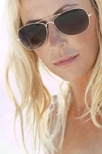Fotografia retroiluminada de menina loira sexy em óculos de sol aviador — Fotografia de Stock