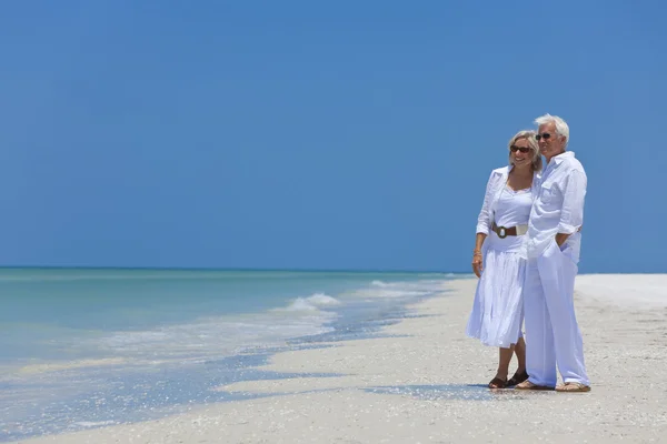 Šťastný starší pár hledá k moři na tropické pláži — Stock fotografie