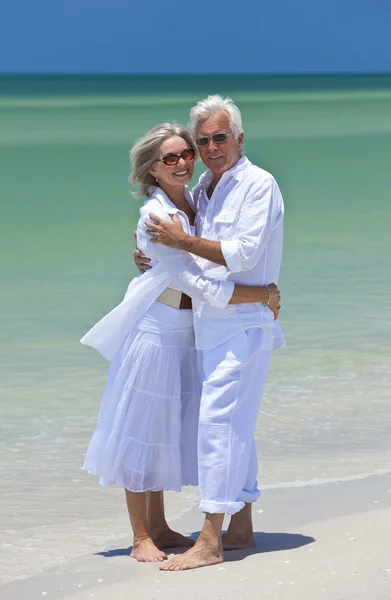 幸福的高级情侣拥抱热带的海滩上 — 图库照片