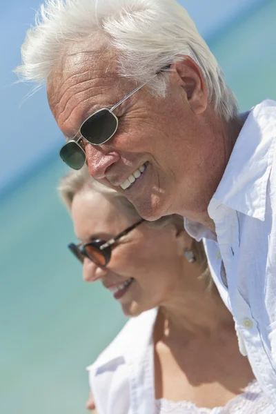 Felice coppia anziana in cerca di mare su una spiaggia tropicale — Foto Stock