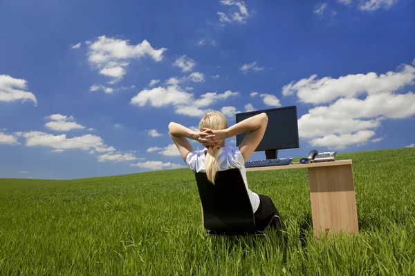 Frau entspannt sich in einem grünen Büro — Stockfoto