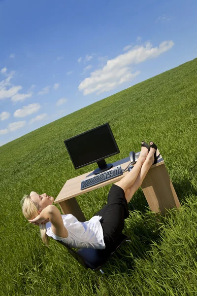 Kobieta relaks w biurze zielony — Zdjęcie stockowe