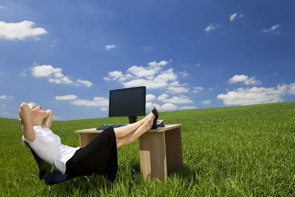 Vrouw ontspannen in een groene kantoor — Stockfoto