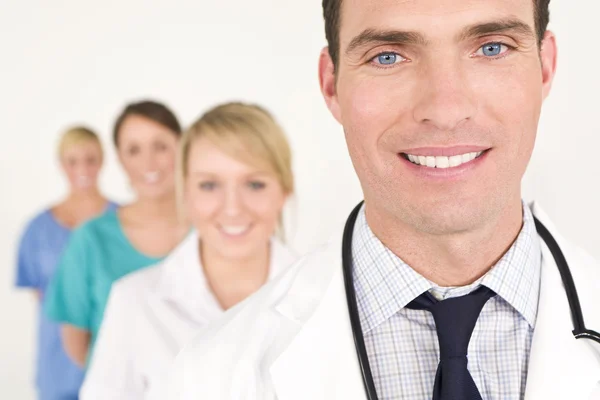 Mannelijke arts en vrouwelijke verpleegkundigen medisch team — Stockfoto
