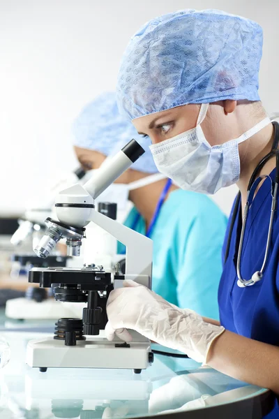 Equipo de Investigación Científica Femenina Usando Microscopios en un Laborador — Foto de Stock