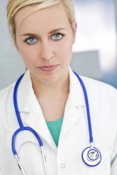 Jonge doordachte arts met een stethoscoop — Stockfoto
