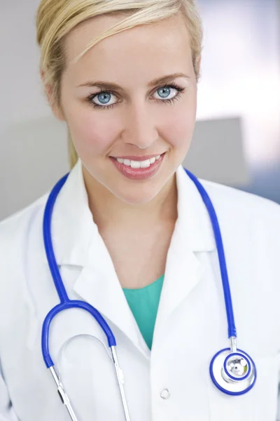 Attrayant sourire femme blonde médecin avec stéthoscope — Photo