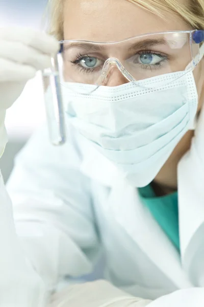 Científica o doctora con tubo de ensayo en laboratorio — Foto de Stock