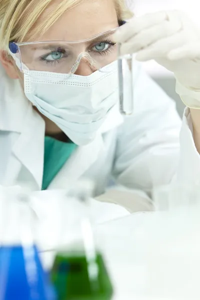 Wissenschaftlerin oder Ärztin mit Reagenzglas im Labor — Stockfoto