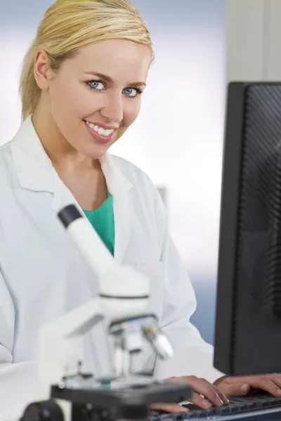 Θηλυκός επιστήμονας ή ο γιατρός που χρησιμοποιούν τον υπολογιστή στο εργαστήριο — Φωτογραφία Αρχείου