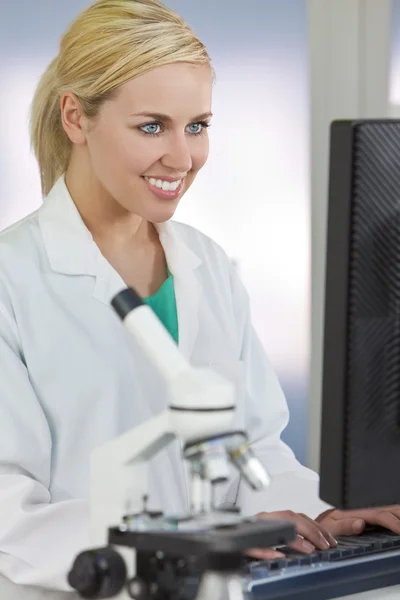 Kobieta naukowiec lub lekarz za pomocą komputera w laboratorium — Zdjęcie stockowe